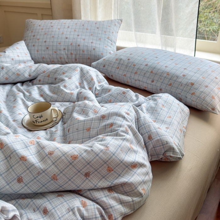 91家纺网 家纺一手货源 找家纺 亿梵家居 2025新款A类母婴级有氧全棉纯棉双层纱纯棉印花四件套-床拍图 韩系小熊-兰