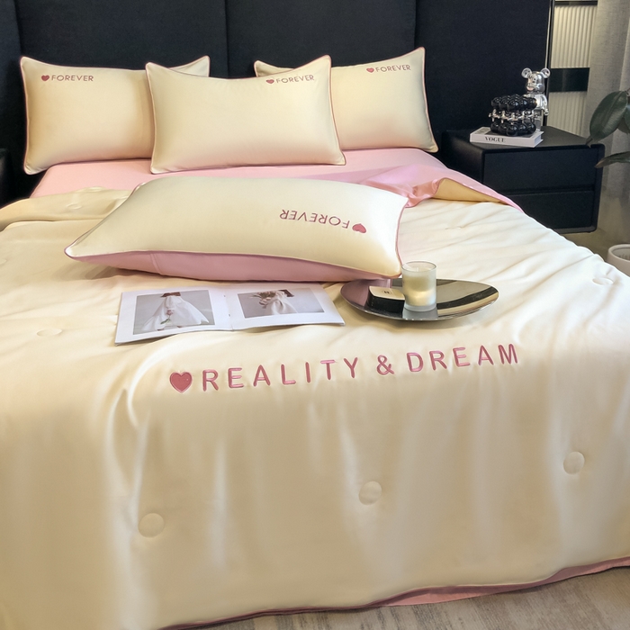 91家纺网 家纺一手货源 找家纺 吾诺 2025 双拼及羽毛刺绣夏被四件套绣花夏被水洗天丝夏被水洗真丝夏凉被空调被 奶黄-豆沙