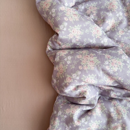 91家纺网 家纺一手货源 找家纺 亿梵家居 2025新款A类母婴级有氧全棉纯棉双层纱纯棉印花四件套-床拍图 云溪之境-紫