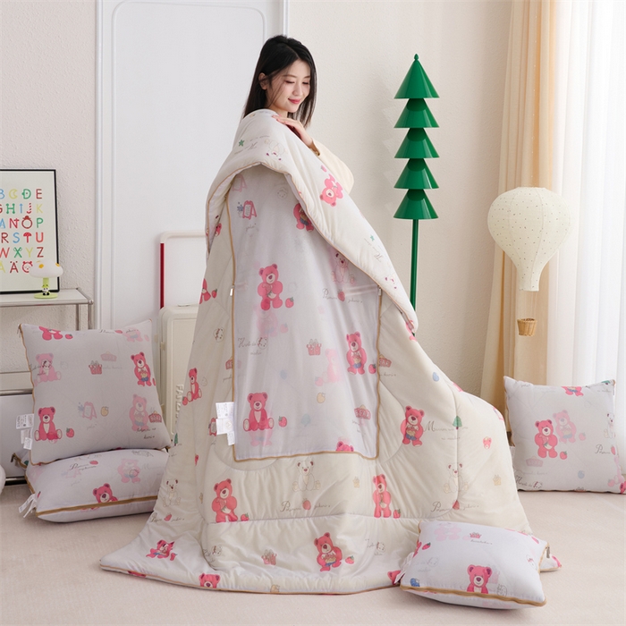 91家纺网 家纺一手货源 找家纺 照世 2025新款凉感丝印花抱枕被 熊熊乐园