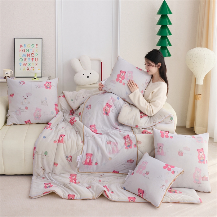 91家纺网 家纺一手货源 找家纺 照世 2025新款凉感丝印花抱枕被 熊熊乐园