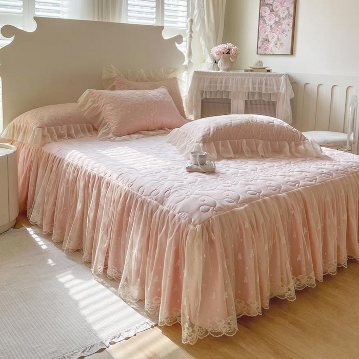 91家纺网 家纺一手货源 找家纺 2025新款韩式蕾丝丝光棉夹棉床裙-蜜芙 蜜芙-蜜桃粉