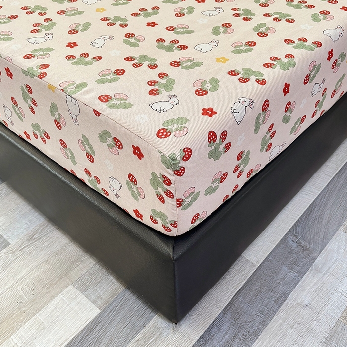 91家纺网 家纺一手货源 找家纺 伊而梦蚊帐 2025新款原棉老粗布床笠 草莓兔