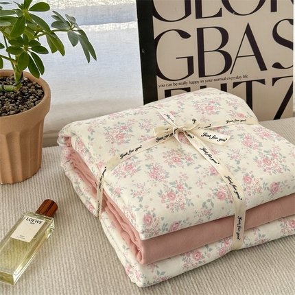 91家纺网 家纺一手货源 找家纺 （总）亿梵家居 2025新款A类母婴级有氧全棉纯棉双层纱纯棉印花四件套-叠拍图