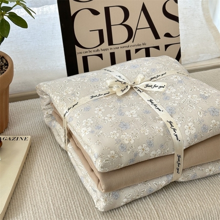 91家纺网 家纺一手货源 找家纺 （总）亿梵家居 2025新款A类母婴级有氧全棉纯棉双层纱纯棉印花四件套-叠拍图