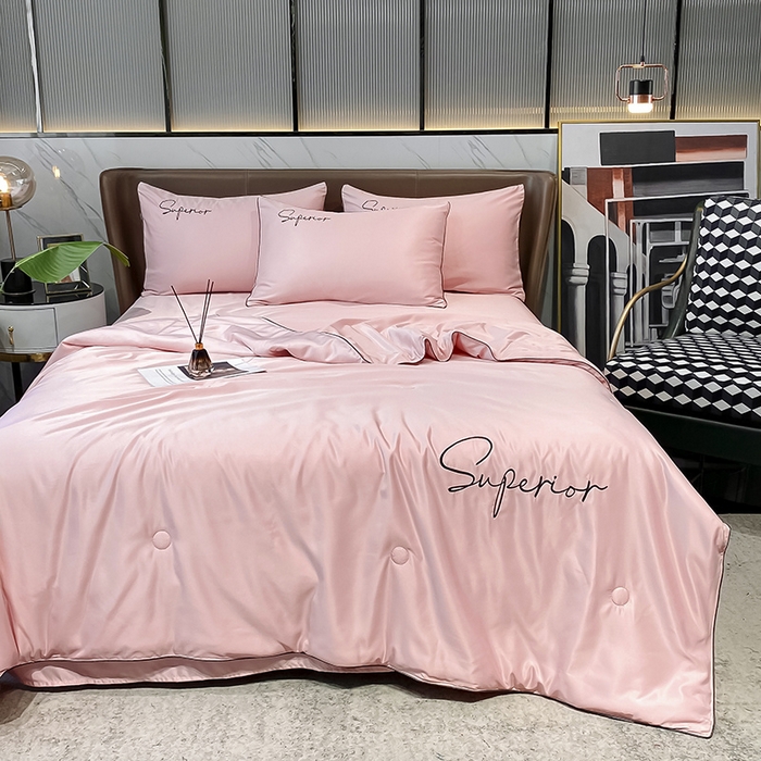 91家纺网 家纺一手货源 找家纺 吾诺 2025 字母刺绣水洗天丝夏被四件套水洗真丝夏凉被空调被绣花夏被 字母豆沙