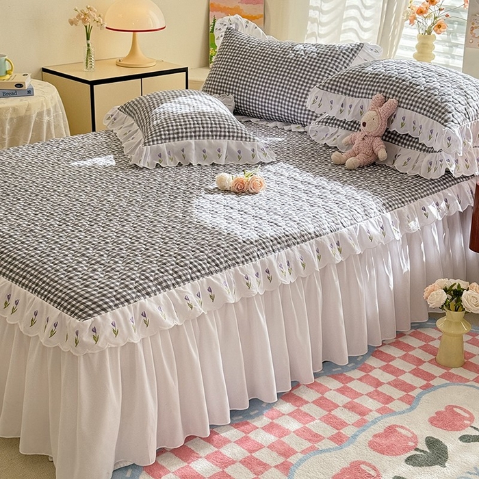 91家纺网 家纺一手货源 找家纺 金盛皇朝家纺 2025新款格子空间水洗棉床裙 格子空间-莫兰迪灰