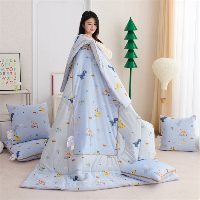 91家纺网 家纺一手货源 找家纺 照世 2025新款凉感丝印花抱枕被 恐龙假期