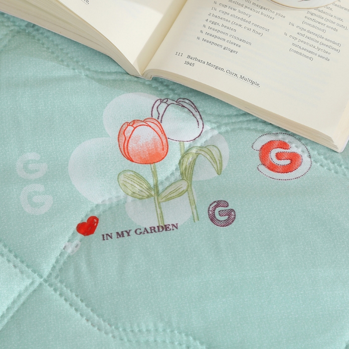 91家纺网 家纺一手货源 找家纺 被多多被业  2025新款清新印花亲肤绒超声波工艺夏凉被 百合花开