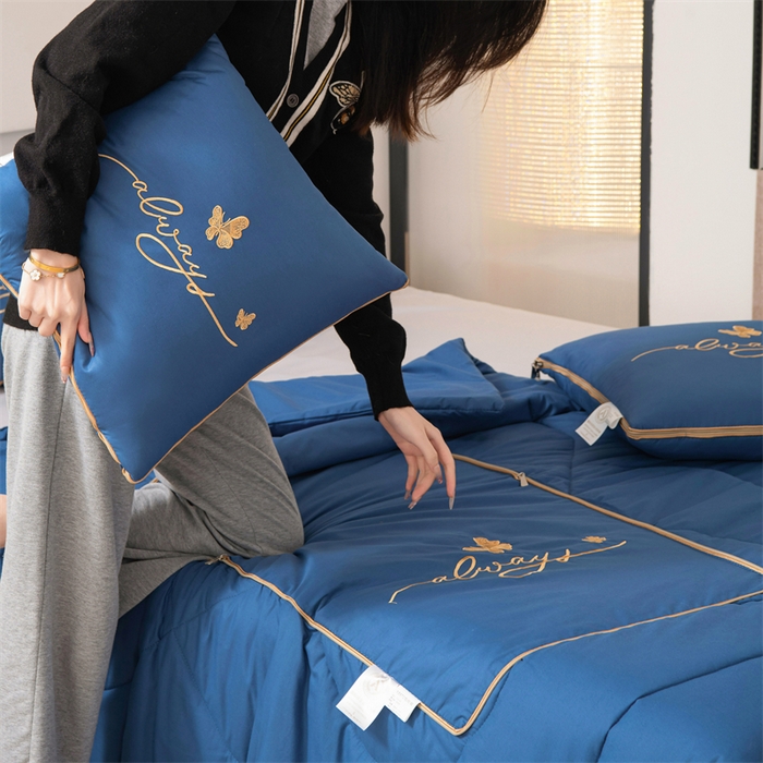 91家纺网 家纺一手货源 找家纺 照世家纺 2025新款柔软透气全棉抱枕被-蝶影 蝶影-孔雀蓝