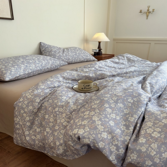 91家纺网 家纺一手货源 找家纺 亿梵家居 2025新款A类母婴级有氧全棉纯棉双层纱纯棉印花四件套-床拍图 弗拉-灰