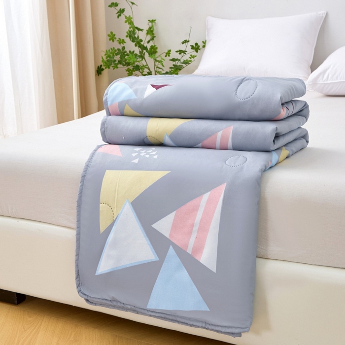 91家纺网 家纺一手货源 找家纺 2025新款亲肤绒礼品夏被窄边 卡思图