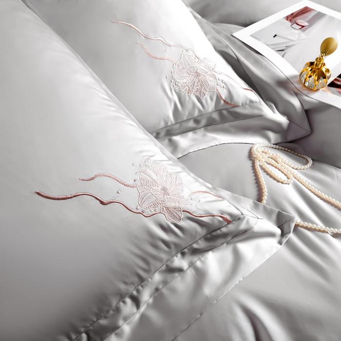 91家纺网 家纺一手货源 找家纺 U品汇 2025新款60支天丝棉莱赛尔纤维刺绣花四件套纯棉全棉凉感丝滑礼盒包装（西雅图） 西雅图-极光灰