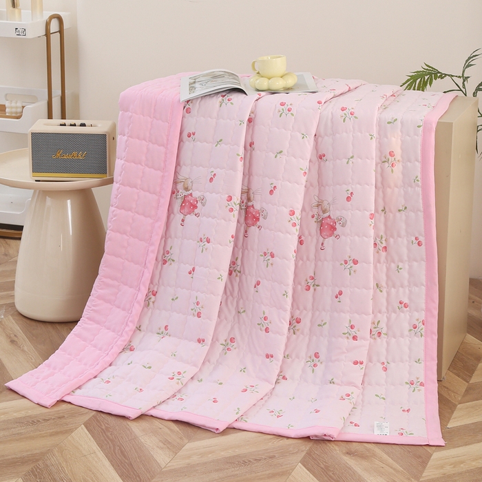 91家纺网 家纺一手货源 找家纺 被多多被业  2025新款小清新印花小竺棉多针绗绣夏凉被 樱桃小兔