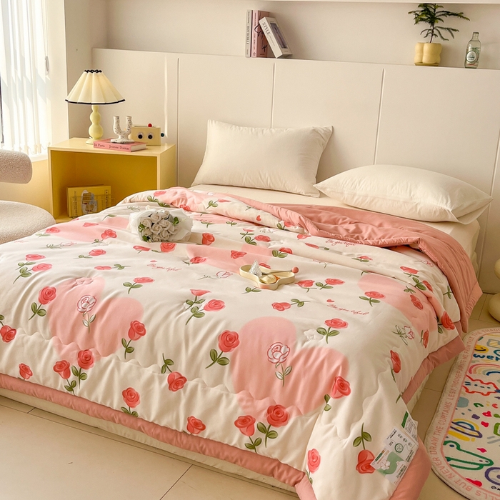 91家纺网 家纺一手货源 找家纺 爱宝被业 2025新款亲肤棉印花100%新疆棉花夏被空调被 玫瑰恋人