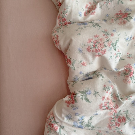 91家纺网 家纺一手货源 找家纺 亿梵家居 2025新款A类母婴级有氧全棉纯棉双层纱纯棉印花四件套-床拍图 芳若-米