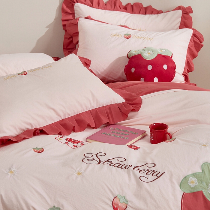 91家纺网 家纺一手货源 找家纺 绒梦里 A类全棉水洗棉韩版贴布绣草莓四件套-小莓好系列 红色小莓好