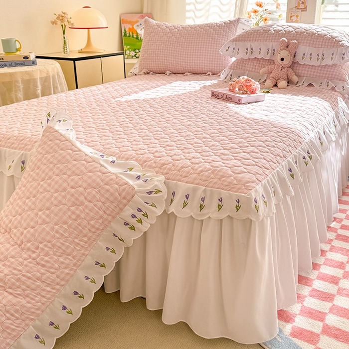 91家纺网 家纺一手货源 找家纺 金盛皇朝家纺 2025新款格子空间水洗棉床裙 格子空间-多巴胺粉