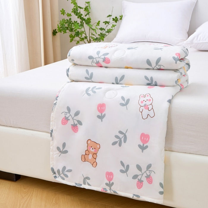 91家纺网 家纺一手货源 找家纺 2025新款亲肤绒礼品夏被窄边 玫瑰小熊