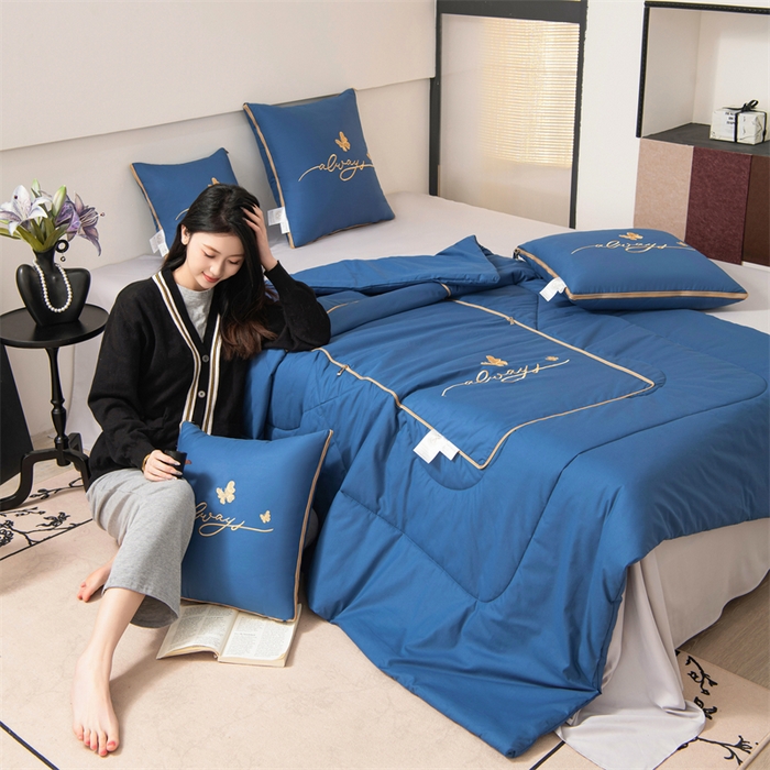 91家纺网 家纺一手货源 找家纺 照世家纺 2025新款柔软透气全棉抱枕被-蝶影 蝶影-孔雀蓝