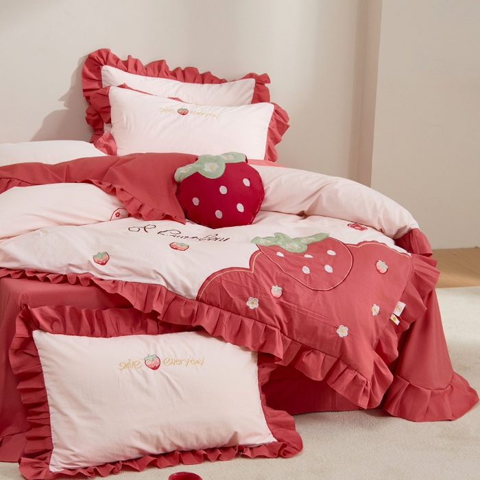 91家纺网 家纺一手货源 找家纺 绒梦里 A类全棉水洗棉韩版贴布绣草莓四件套-小莓好系列 红色小莓好