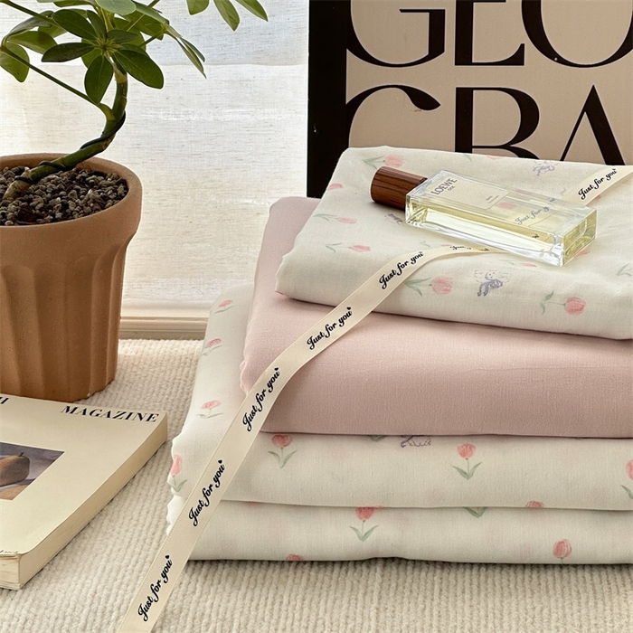 91家纺网 家纺一手货源 找家纺 亿梵家居 2025新款A类母婴级有氧全棉纯棉双层纱纯棉印花四件套-叠拍图 朵拉-粉