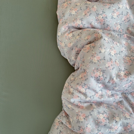 91家纺网 家纺一手货源 找家纺 亿梵家居 2025新款A类母婴级有氧全棉纯棉双层纱纯棉印花四件套-床拍图 莉雅-绿