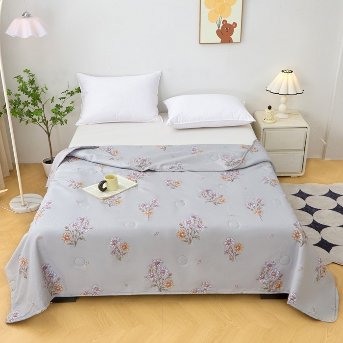 91家纺网 家纺一手货源 找家纺 2025新款亲肤绒礼品夏被窄边 花香漫语