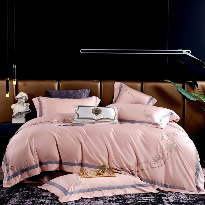 91家纺网 家纺一手货源 找家纺 U品汇 2025新款60支天丝棉莱赛尔纤维刺绣花四件套纯棉全棉凉感丝滑礼盒包装（西雅图） 西雅图-豆沙