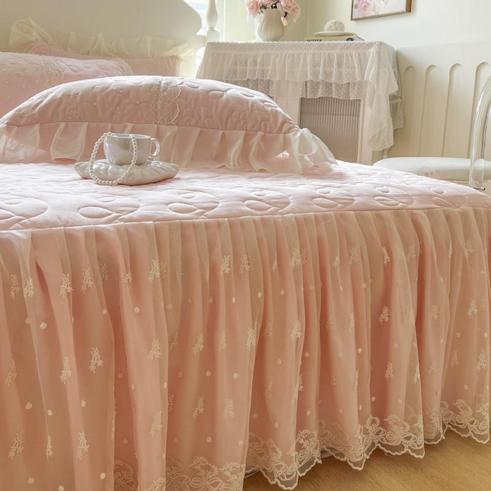 91家纺网 家纺一手货源 找家纺 2025新款韩式蕾丝丝光棉夹棉床裙-蜜芙 蜜芙-蜜桃粉