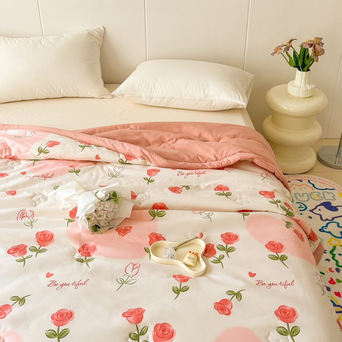91家纺网 家纺一手货源 找家纺 爱宝被业 2025新款亲肤棉印花100%新疆棉花夏被空调被 玫瑰恋人