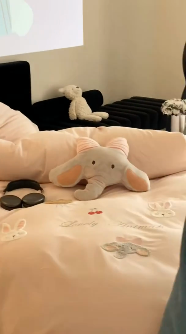 91家纺网 家纺一手货源 找家纺 鹿班家居 2025新品四季款100S长绒棉四件套-欢乐象【标准会员-20元】 欢乐象-粉色