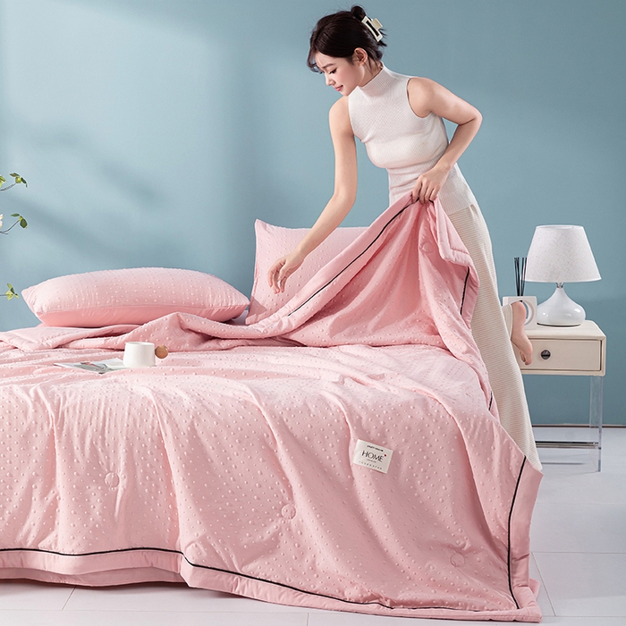 91家纺网 家纺一手货源 找家纺 吾诺 2025 凉豆豆针织棉双层纱夏被四件套水洗棉夏凉被空调被 豆豆粉