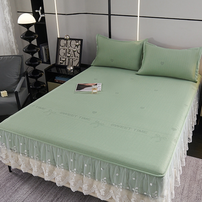 91家纺网 家纺一手货源 找家纺 青雅席业 2025新款7A抗菌母婴级纯乙纶PE刺绣凉感丝豆豆席 床笠花边款 爱心蝴蝶结-水绿