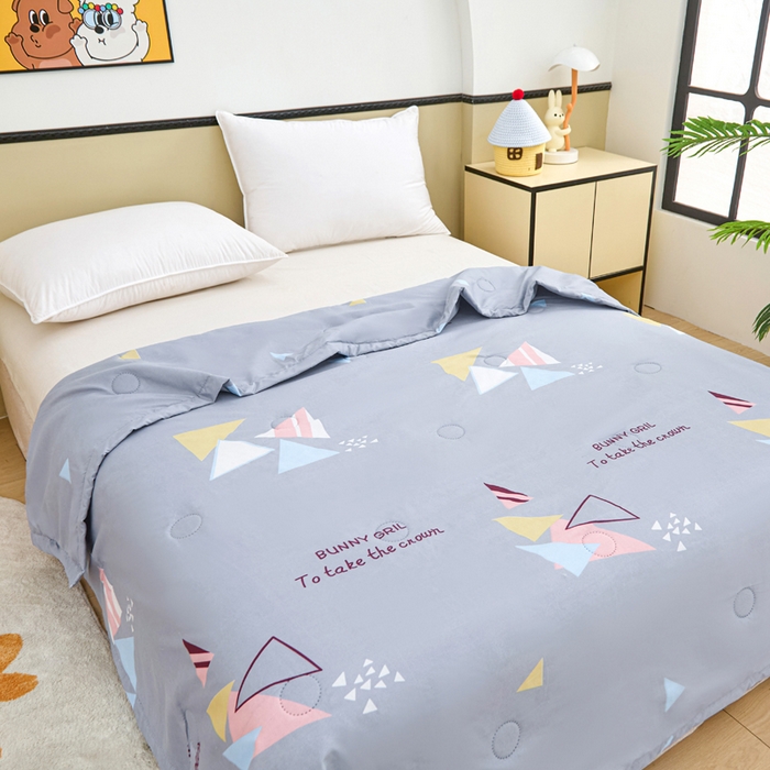 91家纺网 家纺一手货源 找家纺 侨鑫 2025新款亲肤水洗棉夏被宽边 卡思图