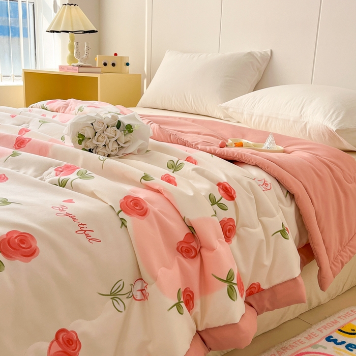 91家纺网 家纺一手货源 找家纺 爱宝被业 2025新款亲肤棉印花100%新疆棉花夏被空调被 玫瑰恋人