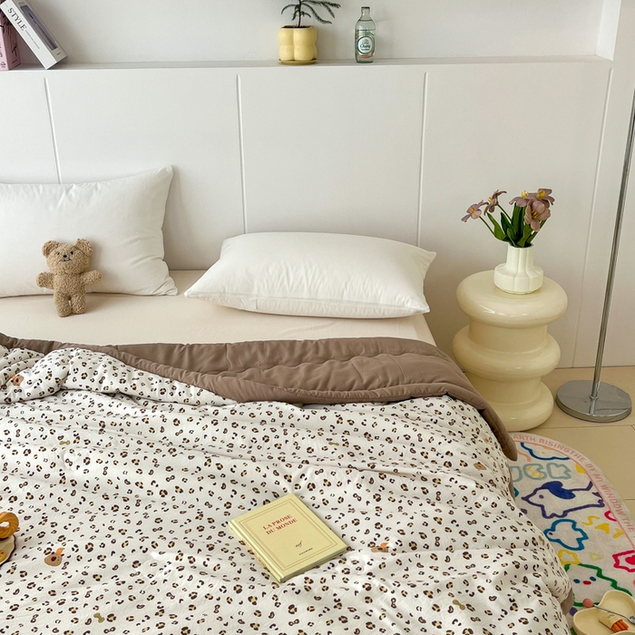 91家纺网 家纺一手货源 找家纺 爱宝被业 2025新款亲肤棉印花100%新疆棉花夏被空调被 心动-咖