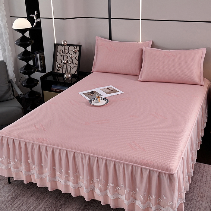 91家纺网 家纺一手货源 找家纺 青雅席业 2025新款7A抗菌母婴级纯乙纶PE刺绣凉感丝豆豆席 床裙款 字母爱心-粉