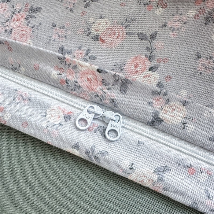 91家纺网 家纺一手货源 找家纺 亿梵家居 2025新款A类母婴级有氧全棉纯棉双层纱纯棉印花四件套-床拍图 莉雅-绿