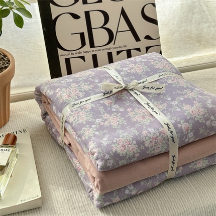 91家纺网 家纺一手货源 找家纺 （总）亿梵家居 2025新款A类母婴级有氧全棉纯棉双层纱纯棉印花四件套-叠拍图