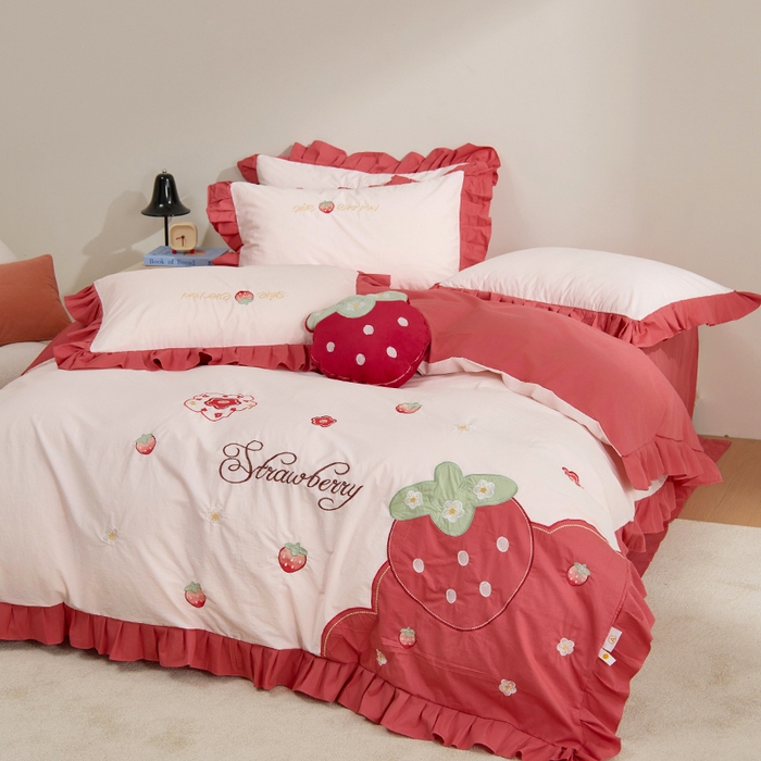 91家纺网 家纺一手货源 找家纺 绒梦里 A类全棉水洗棉韩版贴布绣草莓四件套-小莓好系列 红色小莓好