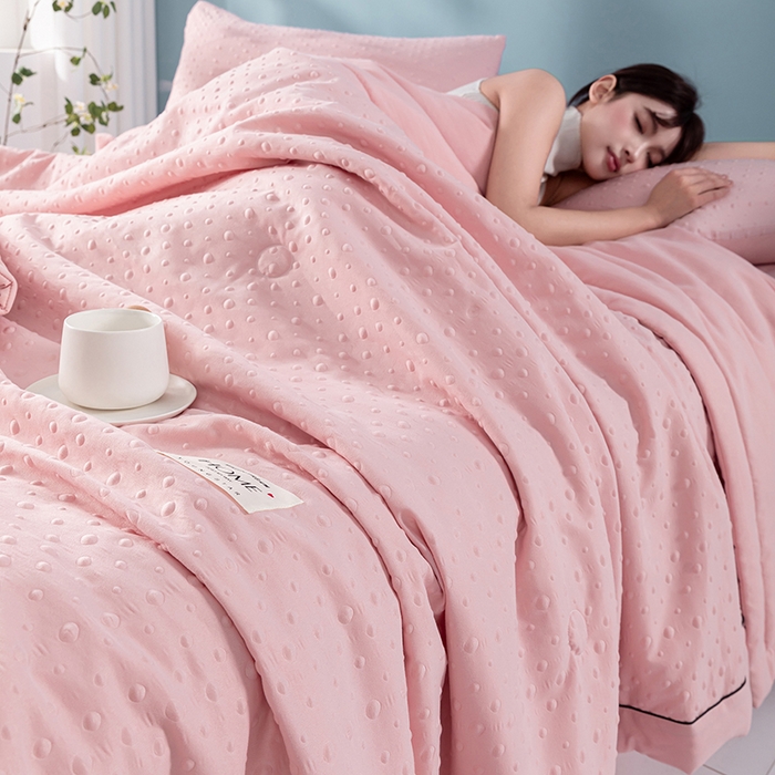 91家纺网 家纺一手货源 找家纺 吾诺 2025 凉豆豆针织棉双层纱夏被四件套水洗棉夏凉被空调被 豆豆粉