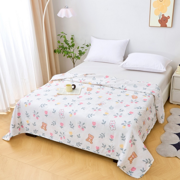 91家纺网 家纺一手货源 找家纺 2025新款亲肤绒礼品夏被窄边 玫瑰小熊