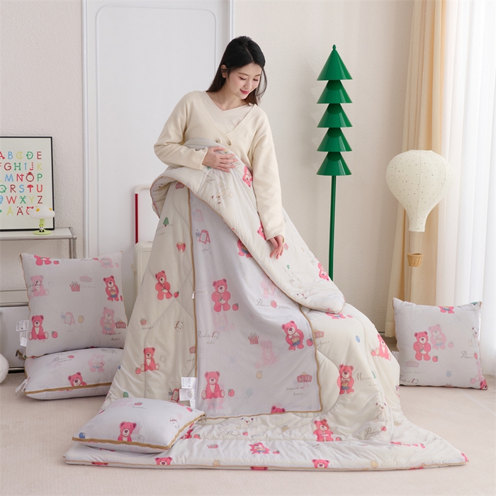 91家纺网 家纺一手货源 找家纺 照世 2025新款凉感丝印花抱枕被 熊熊乐园