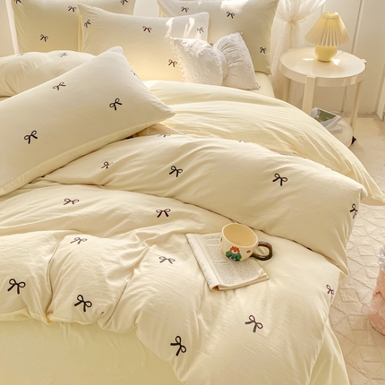 91家纺网 家纺一手货源 找家纺 二八年华 2025新款蝴蝶结系列高克重加厚水洗棉四件套 米黄