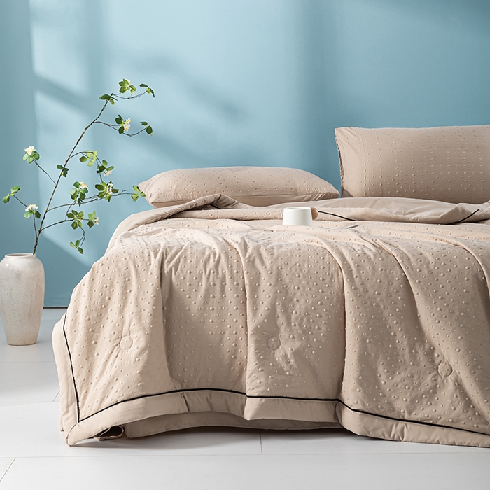 91家纺网 家纺一手货源 找家纺 吾诺 2025 凉豆豆针织棉双层纱夏被四件套水洗棉夏凉被空调被 豆豆咖