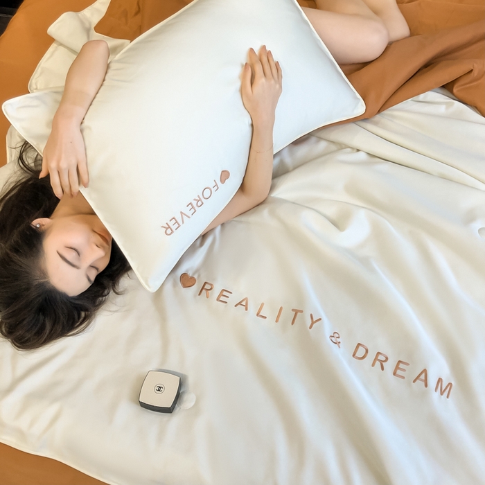 91家纺网 家纺一手货源 找家纺 吾诺 2025 双拼及羽毛刺绣夏被四件套绣花夏被水洗天丝夏被水洗真丝夏凉被空调被 奶昔白-焦糖