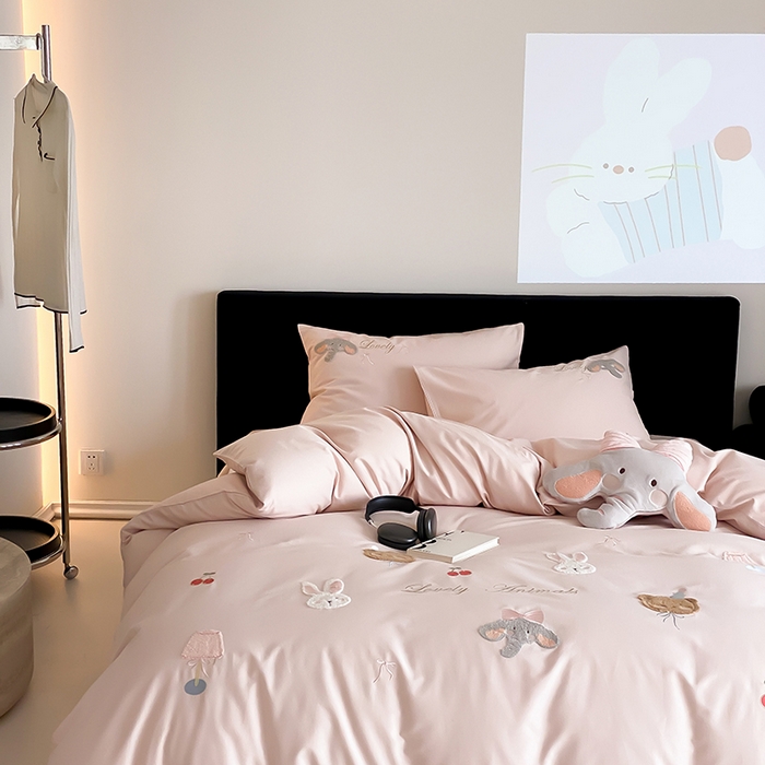 91家纺网 家纺一手货源 找家纺 鹿班家居 2025新品四季款100S长绒棉四件套-欢乐象【标准会员-20元】 欢乐象-粉色