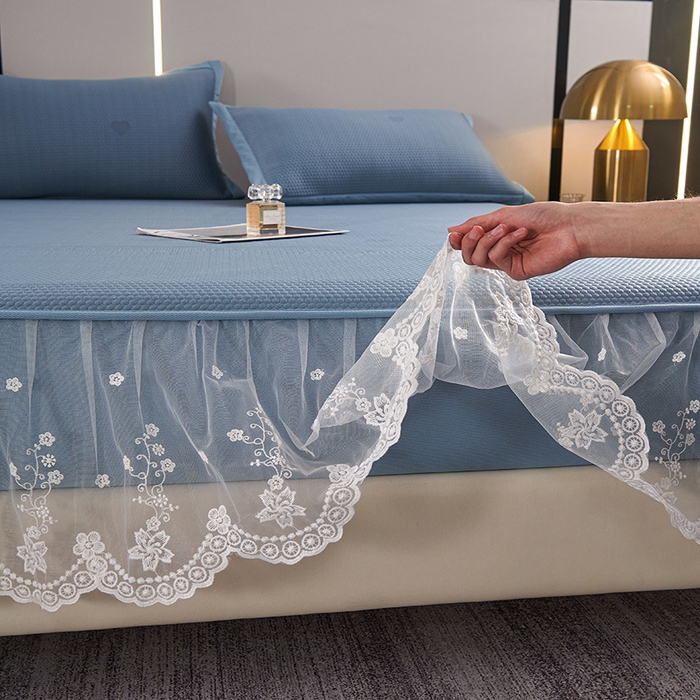 91家纺网 家纺一手货源 找家纺 青雅席业 2025新款7A抗菌母婴级纯乙纶PE刺绣凉感丝豆豆席 床笠花边款 爱心蝴蝶结-蓝