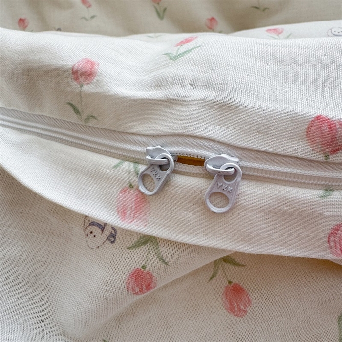 91家纺网 家纺一手货源 找家纺 亿梵家居 2025新款A类母婴级有氧全棉纯棉双层纱纯棉印花四件套-床拍图 朵拉-粉